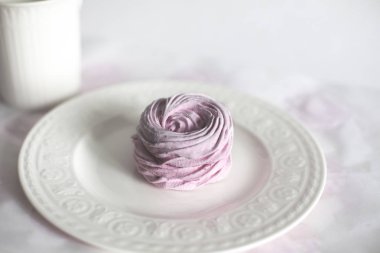 Gül zephir beyaz tabakta. Zephir bir Rus lokum gibi lezzetli olmakla birlikte, agar-Ağar ile ezilmiş elma ya da herhangi bir kaide üzerinde yapılan diğer meyve içeren pektin.