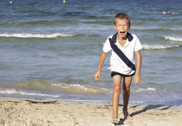 Deniz arka plan üzerinde ağlayan çocuk