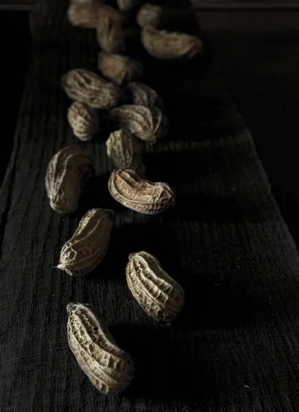 Темный арахис — стоковое фото