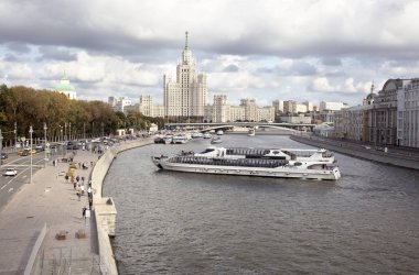 Stalin gökdeleninde Moskova nehri.