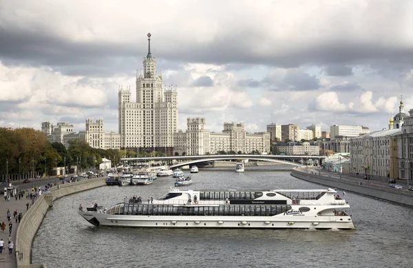 斯大林摩天大楼背景上的莫斯科河. — 图库照片