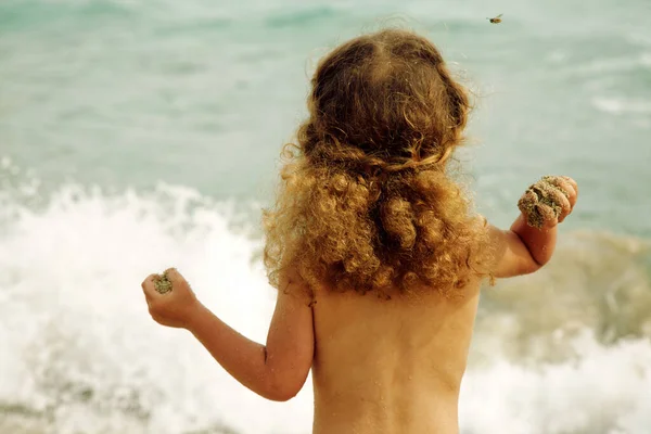 Curly Girl Throwing Sand Sea While Bee Flying Her Head — Stock Fotó