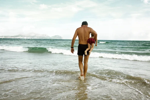 Porträt Von Vater Und Tochter Vor Dem Hintergrund Des Meeres — Stockfoto