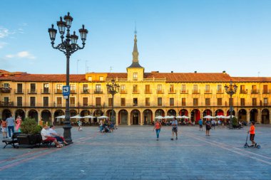 Leon, İspanya - 8 Ağustos 2018 - akşam panorama Plaza Mayor Leon, Castilla, İspanya'nın