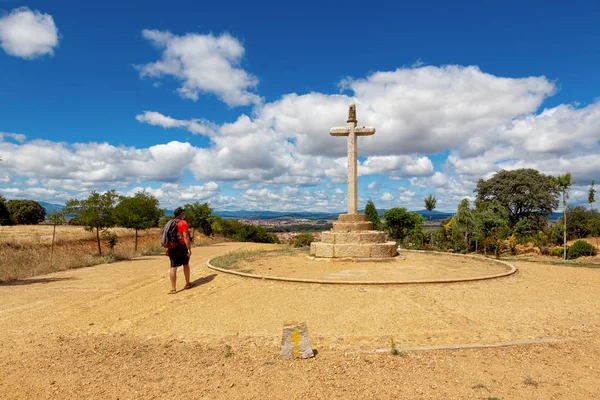 Camino de Santiago (İspanya) - Santo Toribio taş haç ve Aziz Astorga yakınındaki yolda yürüyen bir hacı