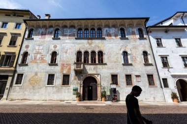 Trento, İtalya - 19 Temmuz 2019 - Palazzo Geremia, gotik-rönesans sarayı, Kuzey İtalya'nın Trento Belediyesi temsilciliğidir.