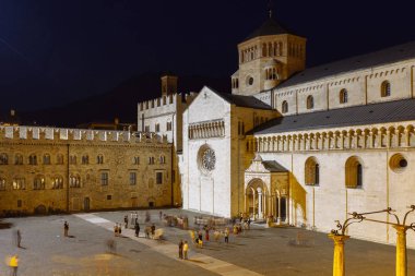 Trento (İtalya) - San Vigilio Katedrali Nightscape, Trento, Kuzey İtalya'da bir Roma Katolik katedrali