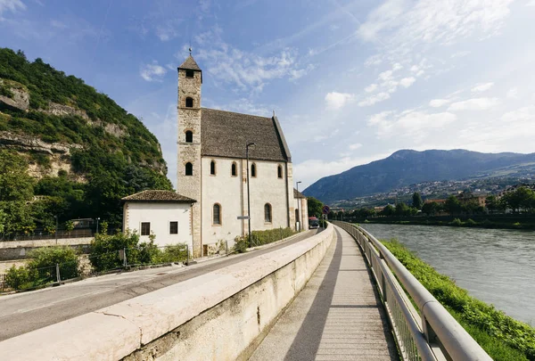 特伦托 意大利 圣阿波利纳雷罗马教堂在特伦托 沿阿迪格河 意大利北部 图库图片