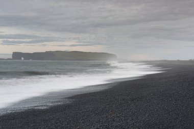 Dyrholaey, yağmur, kış günü, İzlanda Reynisfjara, Vik siyah kum plaj