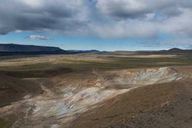 İzlanda'daki Geysir Vadisi. İzlanda yaz. Yeşil manzara
