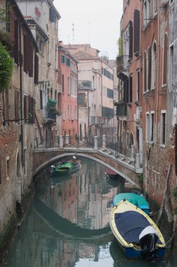 Dar renkli sokak ile bir tekne Venedik, İtalya. Sudaki yansıması ile Venice kanalının doğal güzel manzara. Eski binalar ve cityscape Venedik. Venedik'te romantik gezi.