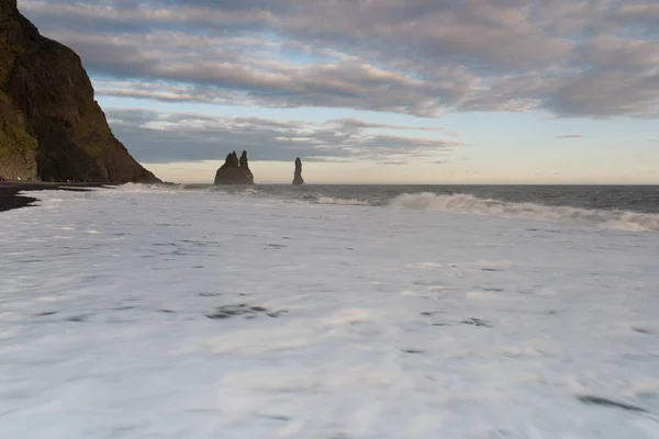 아이슬란드 해안에 레이니 피아라 의검은 모래사장 아이슬란드 해안에 곶에서 바라본 — 스톡 사진