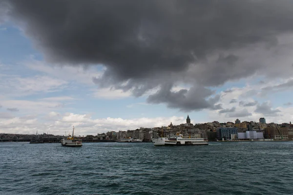 イスタンブールのゴールデンホーン湾とガラタ塔 トルコ観 Ouristic ボート — ストック写真