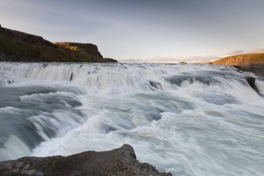 İnanılmaz büyük güzel şelale Gullfoss, İzlanda, seçici odak'ünlü dönüm noktası