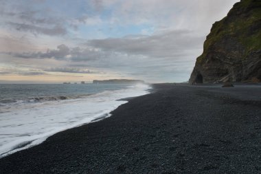 Siyah kum plaj, Reynisfjara İzlanda'nın Güney kıyılarında Dyrholaey Promontory.