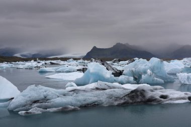 Gün batımında Jokulsarlon buzul lagoon mavi buzdağları. Vatnajokull buzul, Güney İzlanda