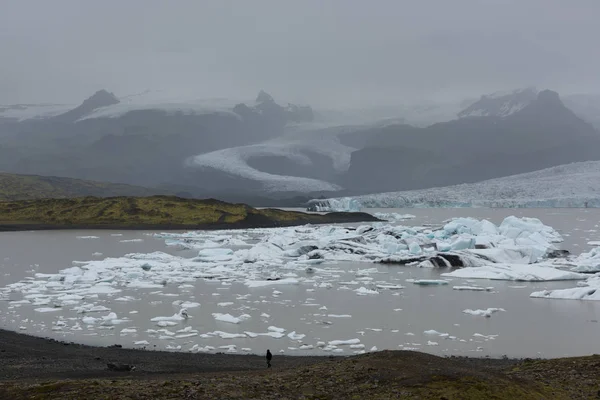 Μοναχικός Άνθρωπος Στη Λιμνοθάλασσα Παγετώνα Στην Ισλανδία — Φωτογραφία Αρχείου