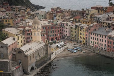 Deniz kenarındaki güzel alanında Cinque Terre, İtalya Yaz aylarında Vernazza köyü görünümünü.