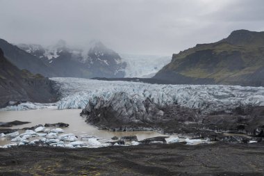 Çarpıcı Vatnajokull buzul ve İzlanda'daki dağlar