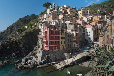 İtalya 'nın Riomaggiore kentindeki Cinque Terre sahili boyunca uzanan renkli evlerin manzarası.