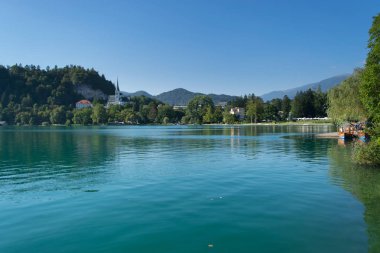 Göl, ada ve dağlar arka planda, Slovenya, Avrupa kanadı