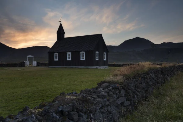 Schwarze Holzkirche Vor Einer Bergkette Und Sonnenuntergangswolken Budir Island — Stockfoto