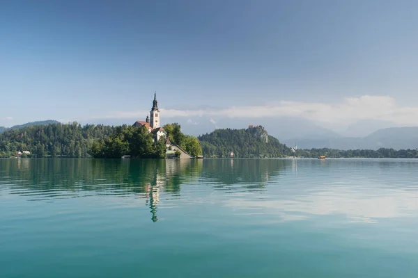 Bled Sziget Hegyek Háttérben Szlovénia Európa — Stock Fotó