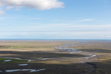 İzlanda'nın güneyindeki bir buzul nehir sisteminin hava fotoğrafı.