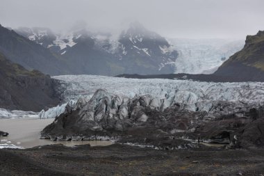 Çarpıcı Vatnajokull buzul ve İzlanda'daki dağlar