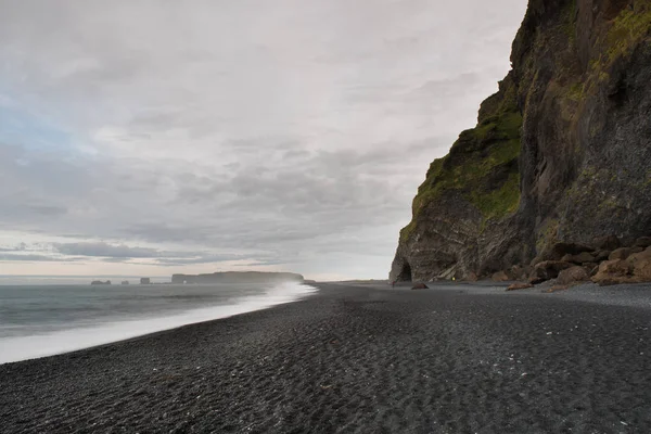 Знаменитий Reynisdrangar Скельні Утворення Чорний Reynisfjara Beach Узбережжі Атлантичного Океану — стокове фото