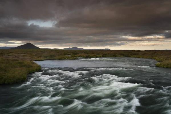 Blauer Fluss Mit Langzeitbelichtung Zwischen Tal Südisland Eingefangen — Stockfoto