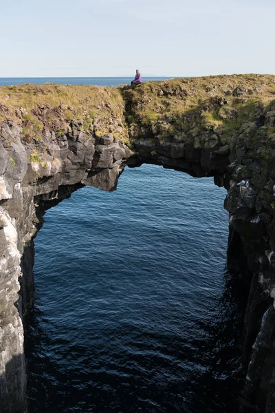 Vrouw Staan Een Natuurlijke Stenen Gate Door Oceaan Zwart Vulkanisch — Stockfoto