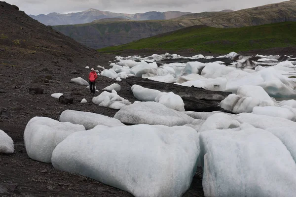 Woman Walking Glacier Iceland — Stock Photo, Image