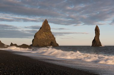 Reynisdrangar bazalt deniz yığınları Vik köyü yakınlarında Reynisfjall dağ altında yer alan çoğu ben Myrdal, siyah kum plaj tarafından çerçeveli Güney İzlanda.