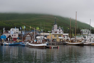 İzlanda Seaport: Tekneler balıkçılık ve balina izlerken Turları Husavik, İzlanda bağlantı noktası toplamak..
