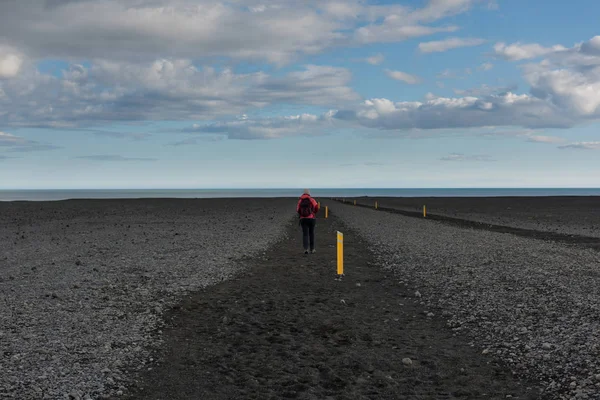 Mujer Senderista Islandia Paisaje Natural Con Camino Arena Negra Senderistas —  Fotos de Stock