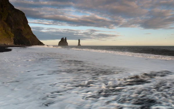 Reynisdrangar Zijn Basalt Zee Stapels Gelegen Onder Berg Reynisfjall Buurt — Stockfoto