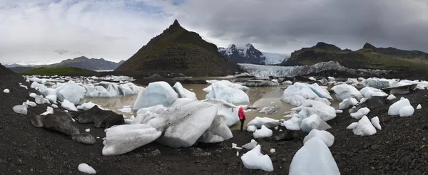 Osoba Stojící Skále Při Pohledu Malebné Islandské Krajiny Obrovský Ledovec — Stock fotografie