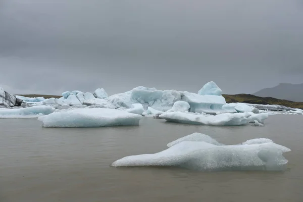 冰川泻湖的非凡冰山 杰古沙龙 蓝色是来自冰川纯净的压缩冰 布雷莎穆克 — 图库照片