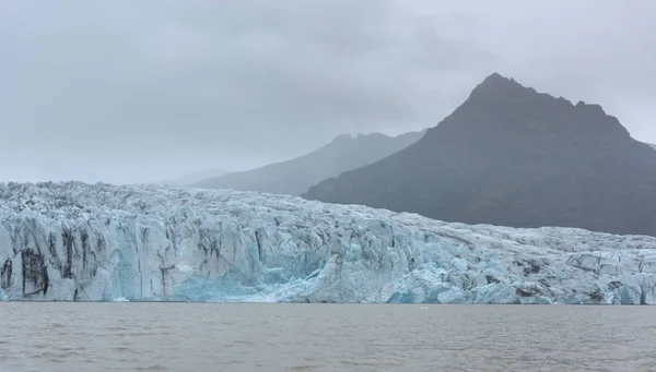 Jokulsarlon에에서 빙산입니다 파란색은 Breidamerkurjokull의 순수한 압축된 얼음에서 — 스톡 사진