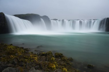 Godafoss çok güzel bir İzlandalı şelale var. Kuzey lake Myvatn ve çevre yolu adanın üzerinde yer almaktadır. Bu fotoğraf gece yarısından sonra günbatımı alınır