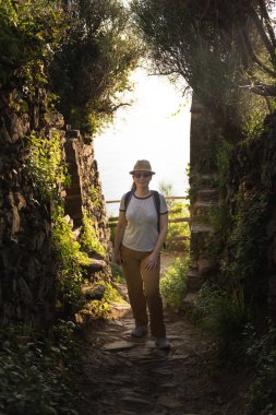 İtalya, kuzeyinde dağlarda Manarola köyü seyahat genç brunet beyaz kadın. lüks tatil, keşfetmek ve dünyayı keşfedin