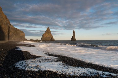 Ünlü Reynisdrangar kaya oluşumları siyah Reynisfjara Plajı'nda. Vik, Güney İzlanda yakınındaki Atlantik Okyanusu kıyısında