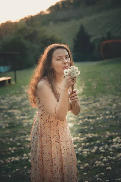 Bella Ragazza Che Soffia Dente Leone Nel Parco Estivo Erba — Foto Stock