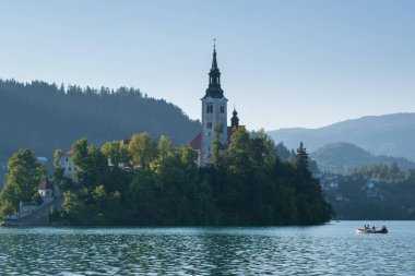 Bled Lake, Island, Church and Castle with Mountain Range 'da (Stol, Vrtaca, Begunjscica) Arka planda, Slovenya, Avrupa