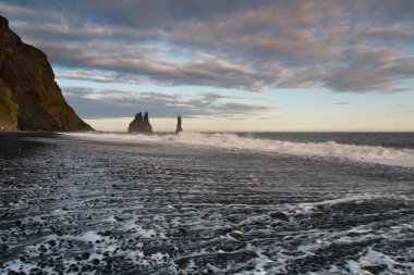 Ünlü Reynisdrangar kaya oluşumları siyah Reynisfjara Plajı'nda. Vik, Güney İzlanda yakınındaki Atlantik Okyanusu kıyısında