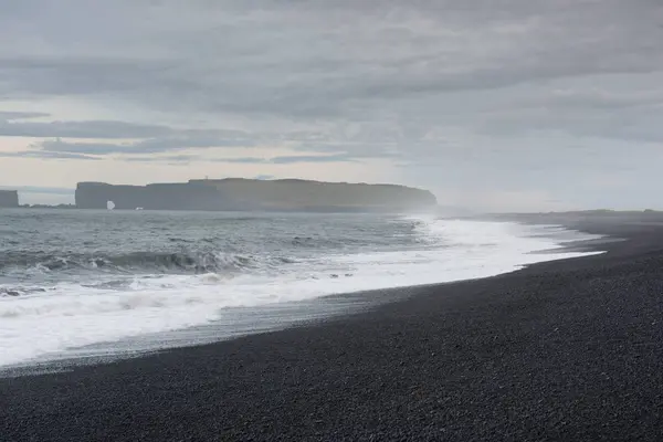 Він Чорний Пісок Пляж Типові Ісландські Гірськими Пейзажами — стокове фото