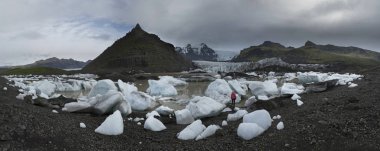 İzlanda buzul doğa macera kadın. Oteller: buzul lagün ile / Fjallsarlon Gölü, Vatna buzul, Vatnajokull Milli Parkı. Genç kadın ziyaret doğa manzara
