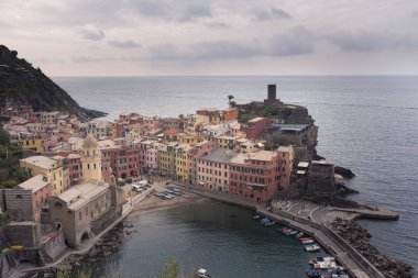 Deniz kenarındaki güzel alanında Cinque Terre, İtalya Yaz aylarında Vernazza köyü görünümünü