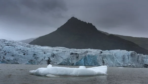 Atmosfera Deslumbrante Enorme Iceberg Refletindo Água Glacial Fresca Perto Geleira — Fotografia de Stock